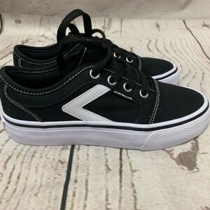 NWOT Airwalk Canvas Sneakers Size 13